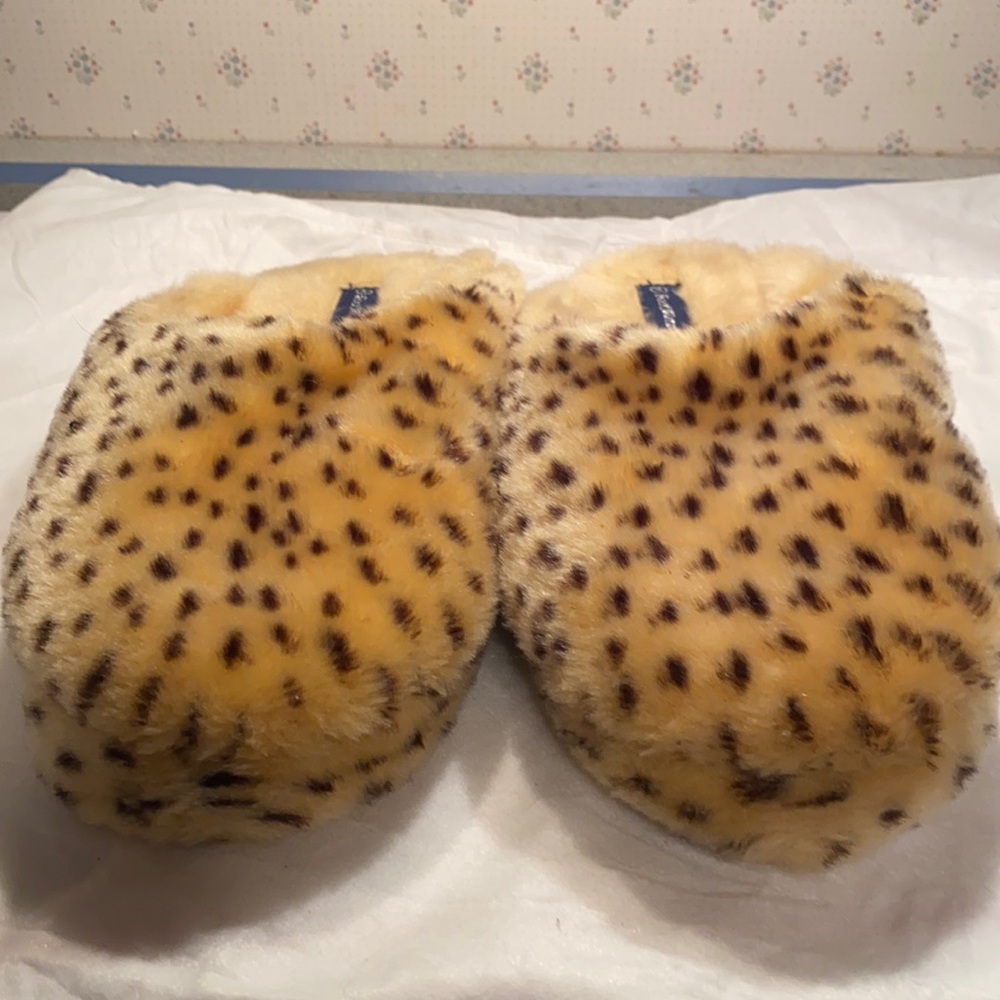Cute fuzzy, comfortable and warm slippers